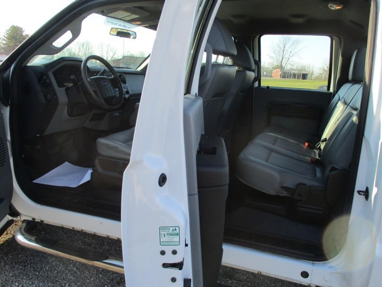 2016 White /Gray Ford F-250 SD (1FT7W2B60GE) with an 6.2 V8 engine, Auto transmission, located at 1725 US-68 N, Bellefontaine, OH, 43311, (937) 592-5466, 40.387783, -83.752388 - 2016 FORD F250 “SUPER DUTY” w/”APPEARANCE PKG” XL CREW CAB 4x4 6.2 V8, AUTO, White/Gray, AMFM/CD, Power Mirrors, Power Windows, Power Locks, Power Brakes, Power Steering w/tilt/cruise, Trailer Package w/bumper & bed hitch, Electric trailer brake, Bed Liner, Chrome Bumpers, Chrome Tube Steps - Photo #9